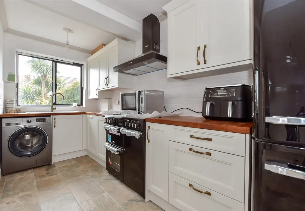 Kitchen - Whitfield Avenue, St. Peters, Broadstairs, Kent - Wards of Kent