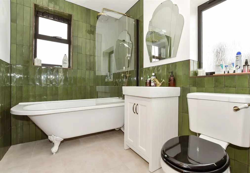 Bathroom - Whitfield Avenue, St. Peters, Broadstairs, Kent - Wards of Kent