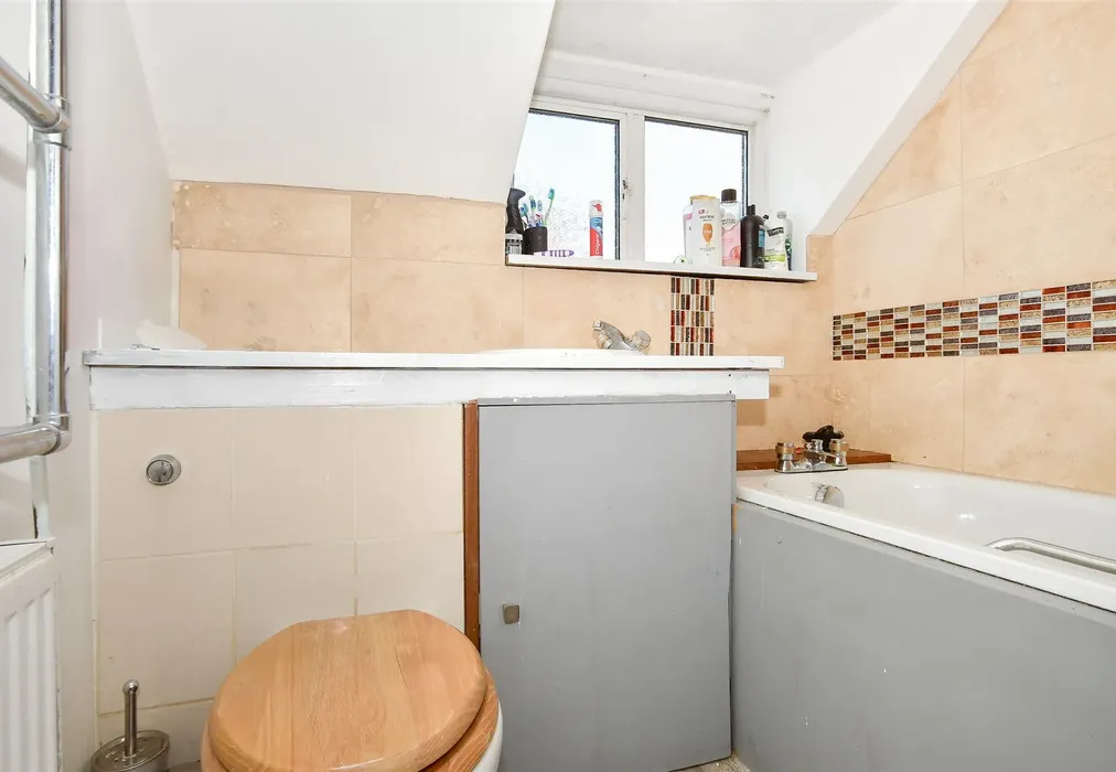 Bathroom - Blackwell Farm Road, East Grinstead, West Sussex - Wards of Kent