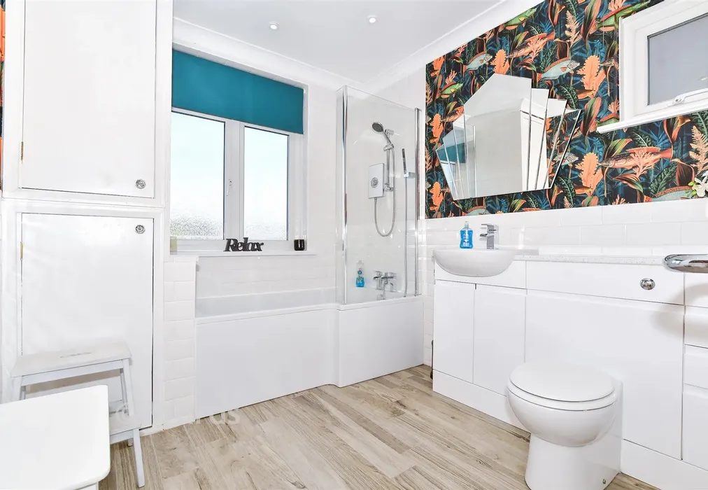 Bathroom - Birling Road, Snodland, Kent - Wards of Kent