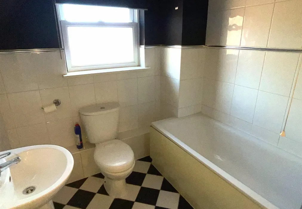 Bathroom - Albion Road, Cliftonville, Margate, Kent - Wards of Kent