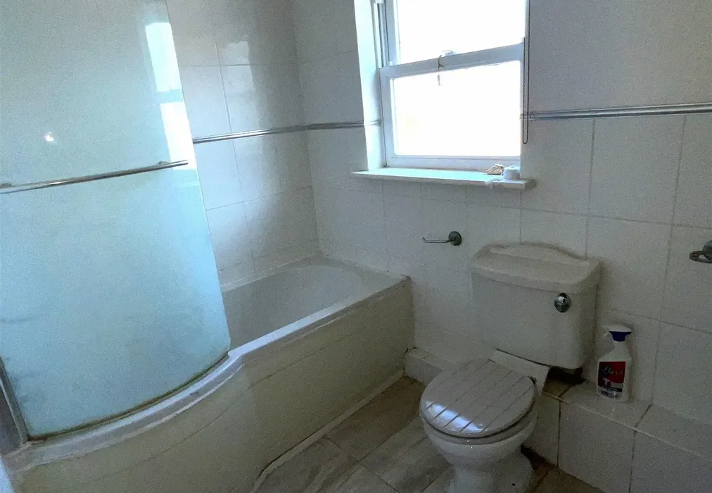 En-Suite Bathroom - Albion Road, Cliftonville, Margate, Kent - Wards of Kent