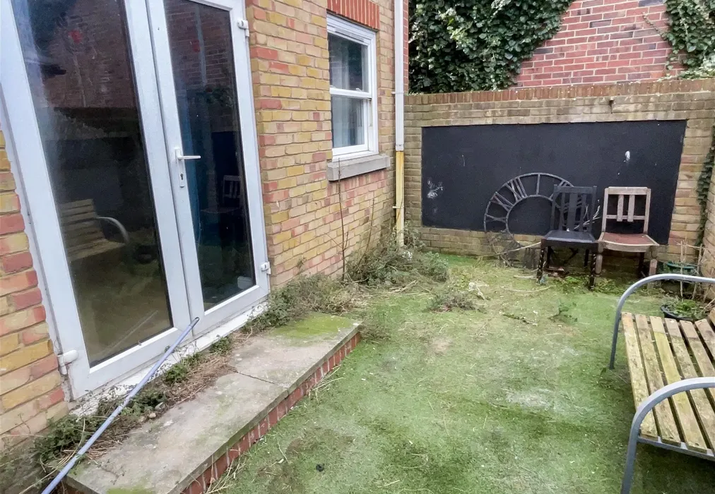 Courtyard Garden - Albion Road, Cliftonville, Margate, Kent - Wards of Kent