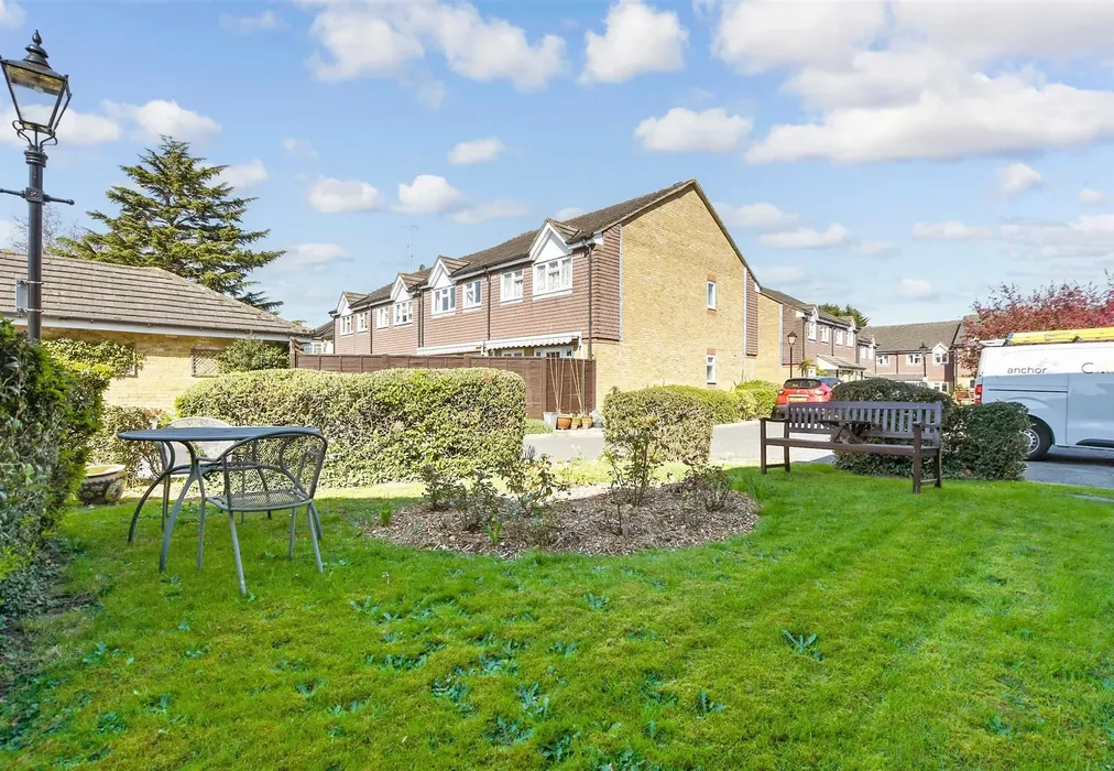 Communal Gardens - Peregrine Gardens, Shirley, Croydon, Surrey - Wards of Kent