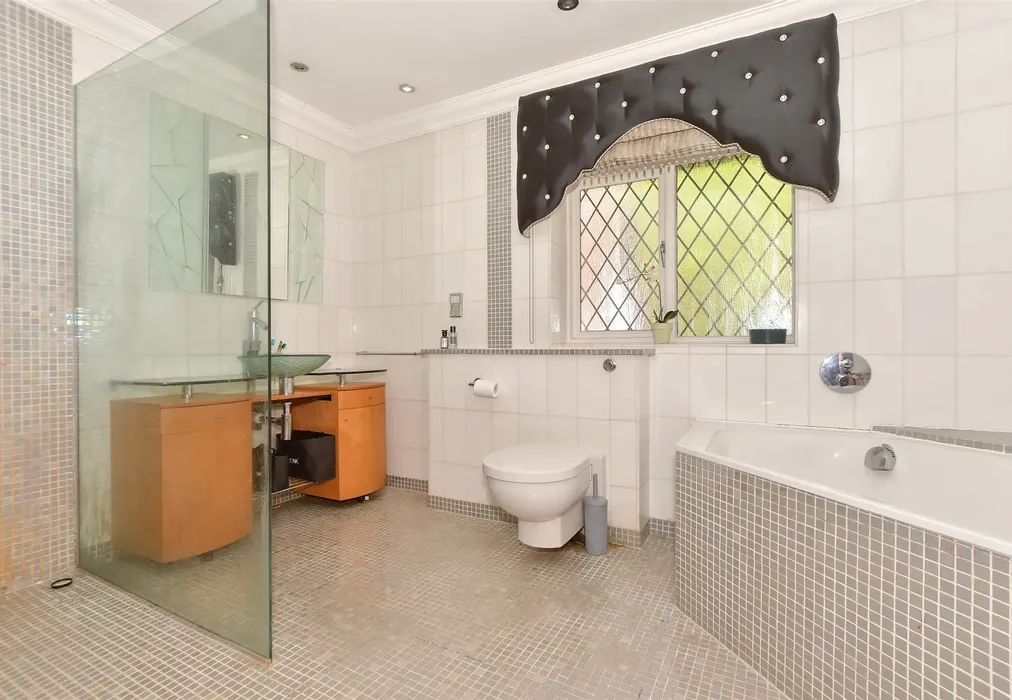 En-Suite - Nursery Road, Loughton, Essex - Wards of Kent
