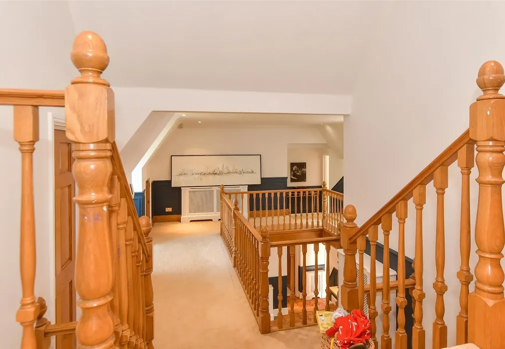 Galleried Landing - Nursery Road, Loughton, Essex - Wards of Kent