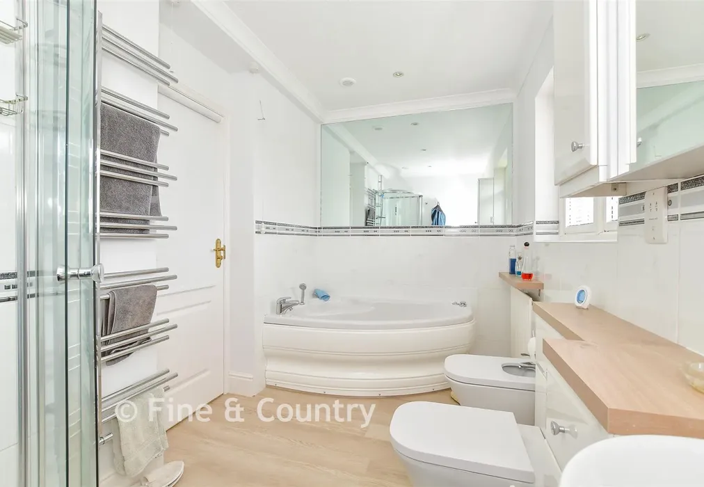 En-Suite Bathroom - Northclose Road, Bembridge, Isle of Wight - Wards of Kent