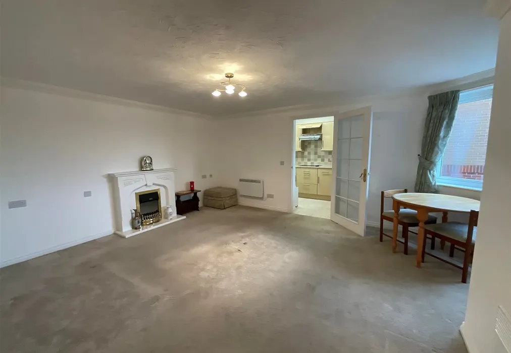 Lounge - Beach Avenue, Birchington, Kent - Wards of Kent