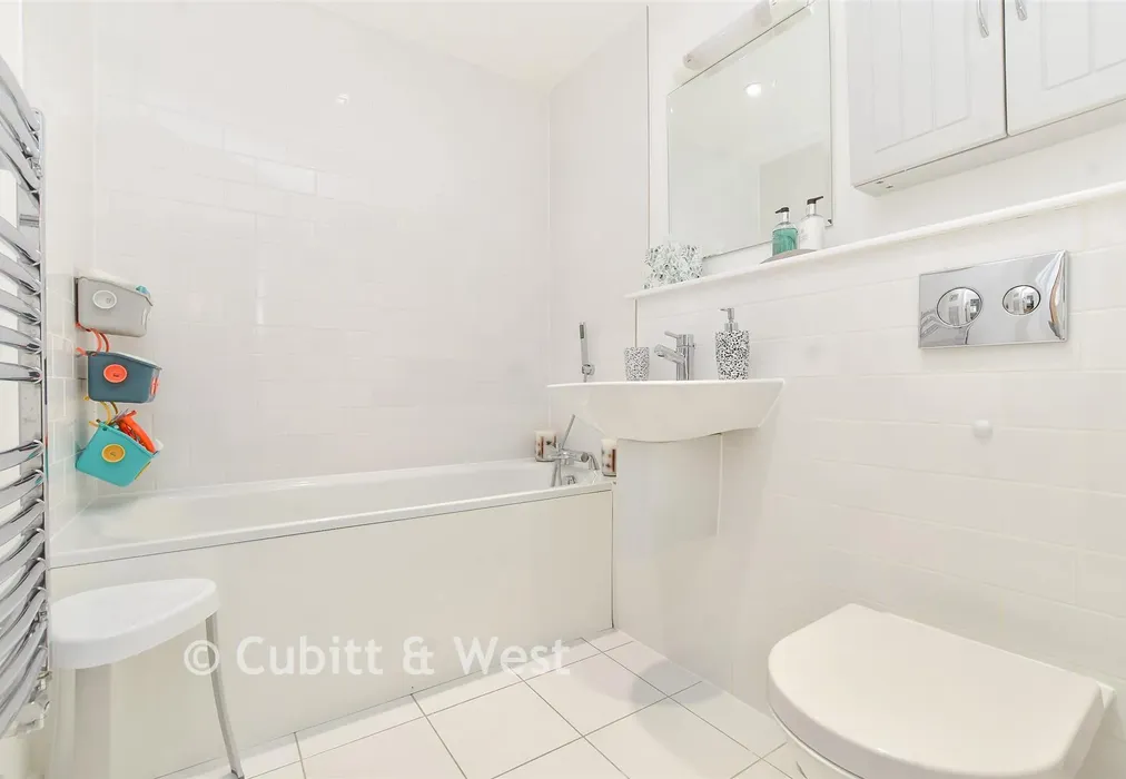 Bathroom - Lower Barn Road, Purley, Surrey - Wards of Kent
