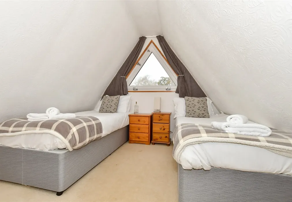 Bedroom 1 - Upper Street, Kingsdown, Deal, Kent - Wards of Kent