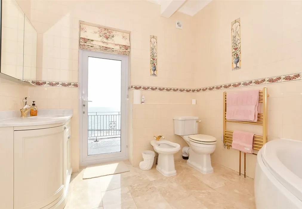 En-Suite Bathroom - Park Road, Shanklin, Isle of Wight - Wards of Kent