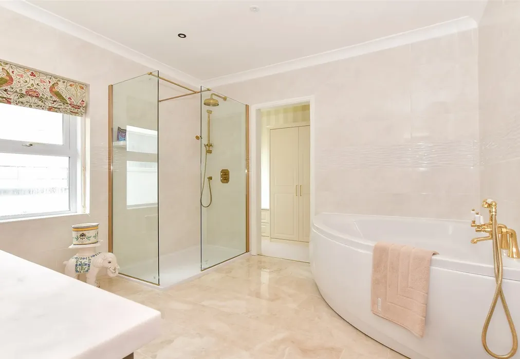 En-Suite Bathroom - Park Road, Shanklin, Isle of Wight - Wards of Kent