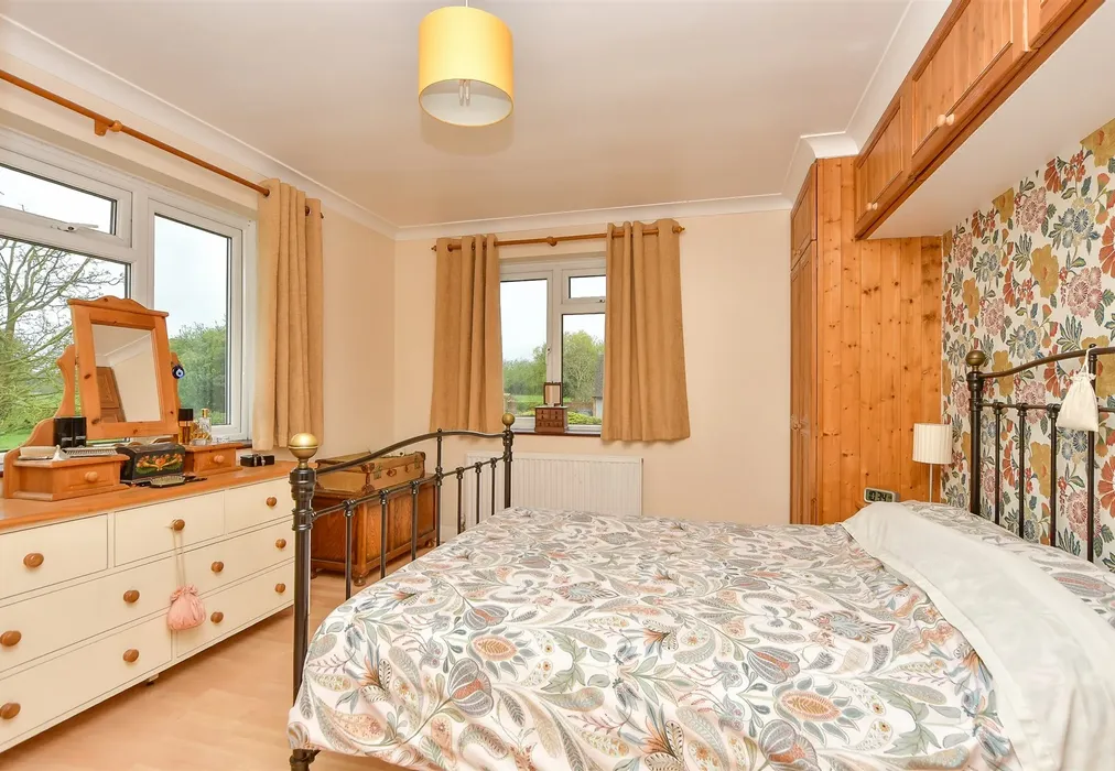 Bedroom 1 - The Street, Wormshill, Sittingbourne, Kent - Wards of Kent