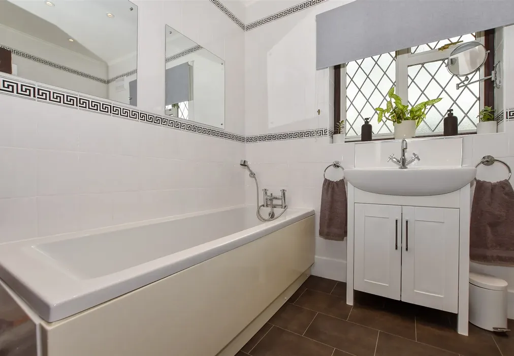 Bathroom - Tinkerpot Lane, West Kingsdown, Sevenoaks, Kent - Wards of Kent
