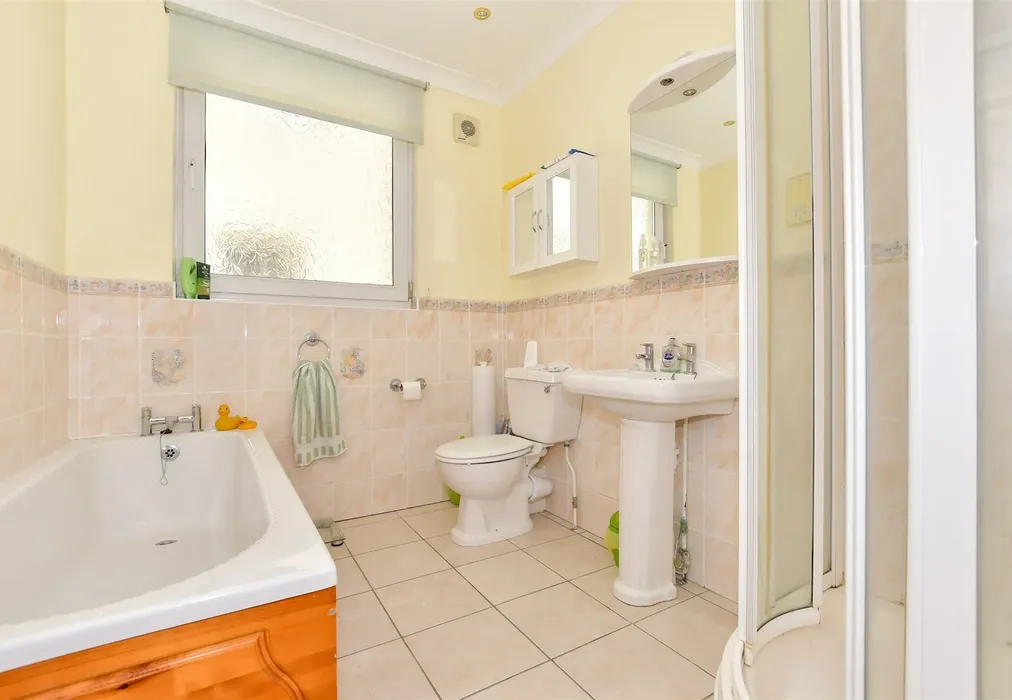 Bathroom - Eastern Esplanade, Cliftonville, Margate, Kent - Wards of Kent