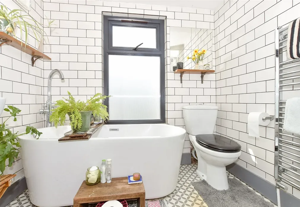 Bathroom - Shaftesbury Road, Brighton, East Sussex - Wards of Kent