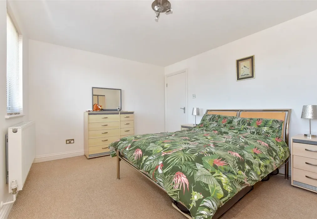 Bedroom 1 - Regent Street, Shanklin, Isle of Wight - Wards of Kent