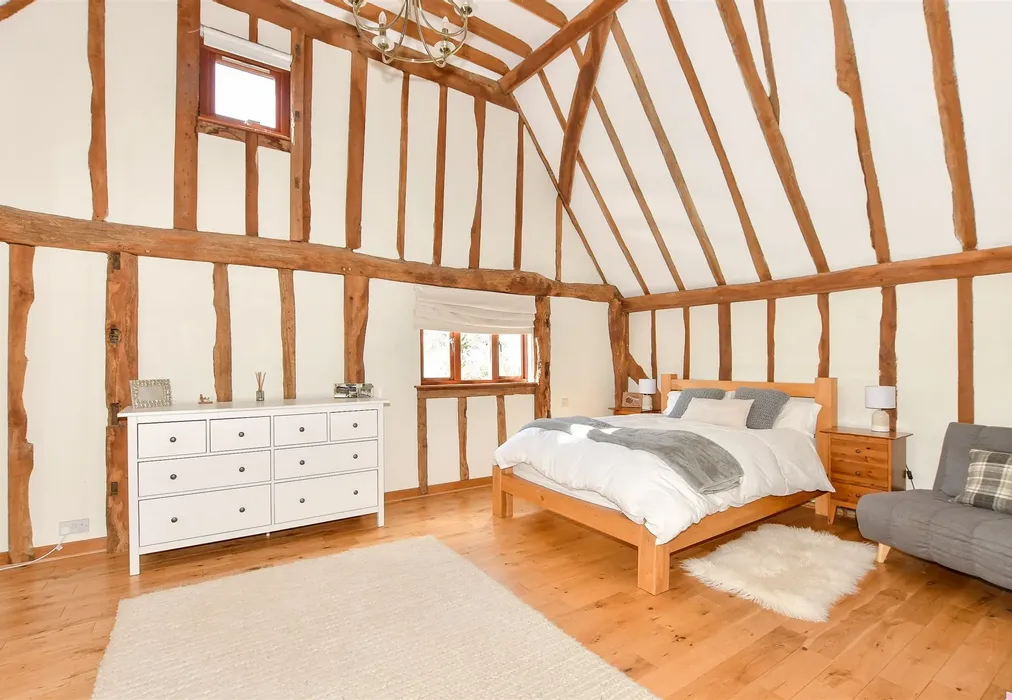Bedroom 1 - Salmans Lane, Penshurst, Tonbridge, Kent - Wards of Kent
