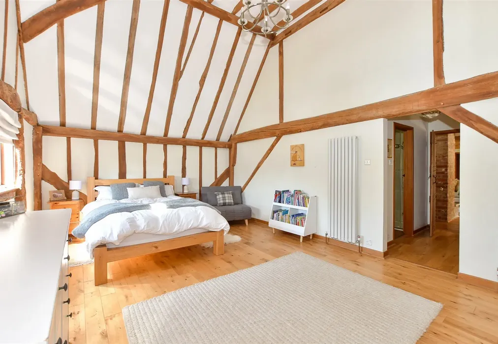 Bedroom 1 - Salmans Lane, Penshurst, Tonbridge, Kent - Wards of Kent