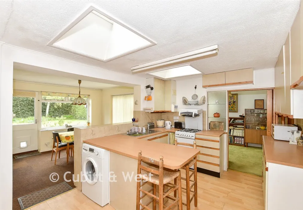 Kitchen - Horley Row, Horley, Surrey - Wards of Kent