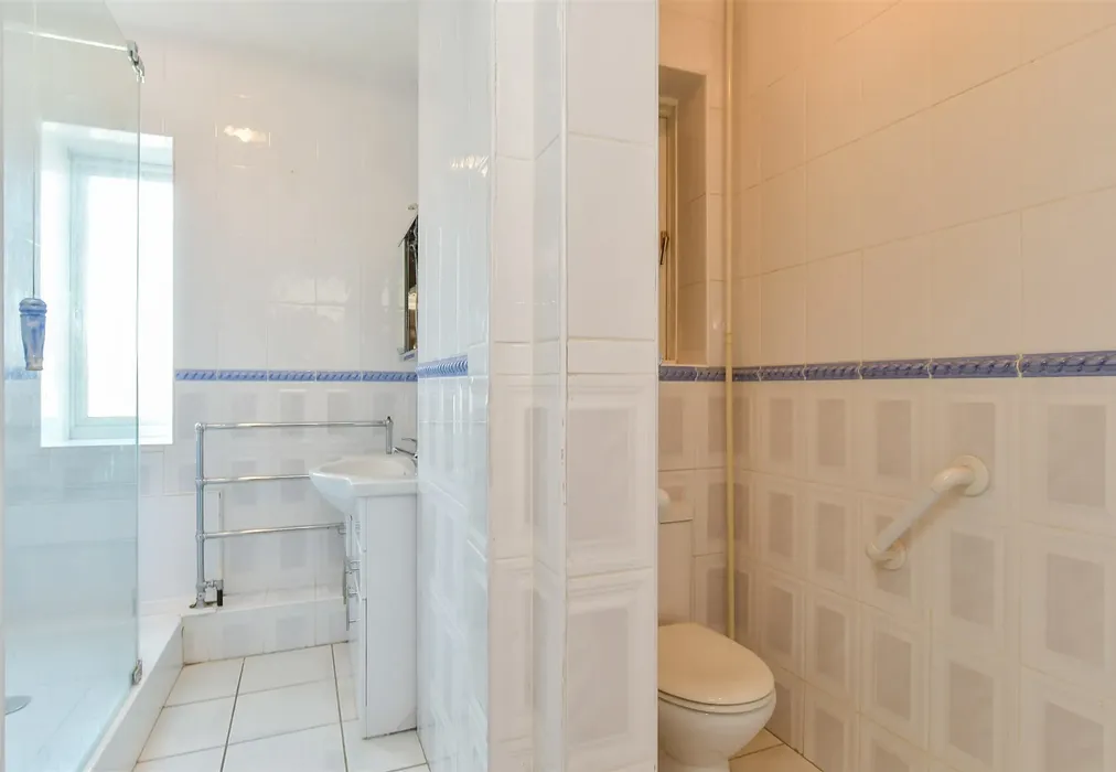 Shower Room - Winchelsea Gardens, Worthing, West Sussex - Wards of Kent