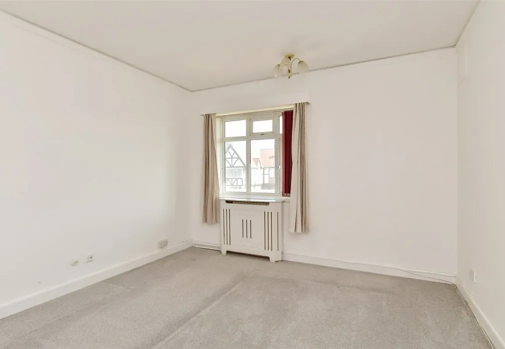 Bedroom 1 - Winchelsea Gardens, Worthing, West Sussex - Wards of Kent