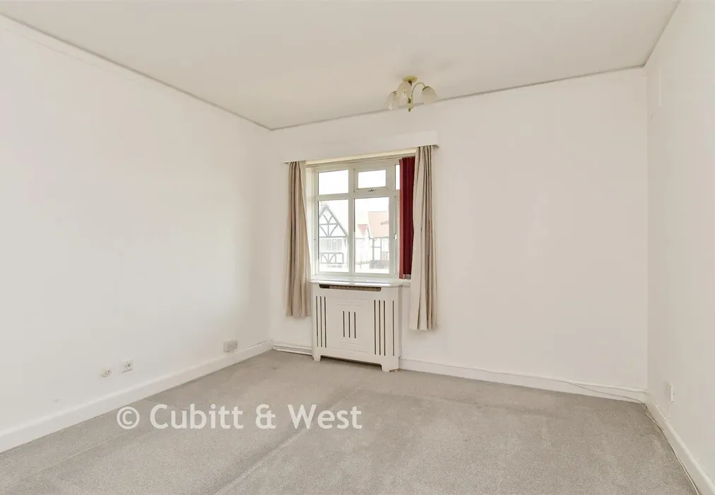 Bedroom 1 - Winchelsea Gardens, Worthing, West Sussex - Wards of Kent