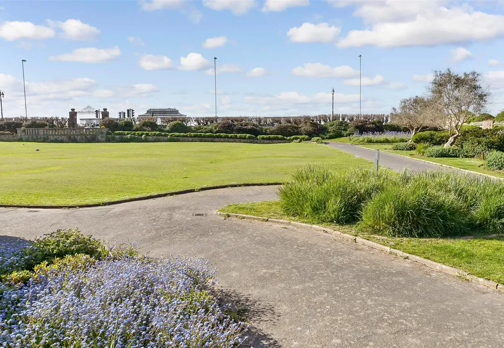 Surrounding Area - Winchelsea Gardens, Worthing, West Sussex - Wards of Kent