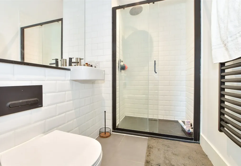 En-Suite Shower Room - Saunders Park View, Brighton, East Sussex - Wards of Kent