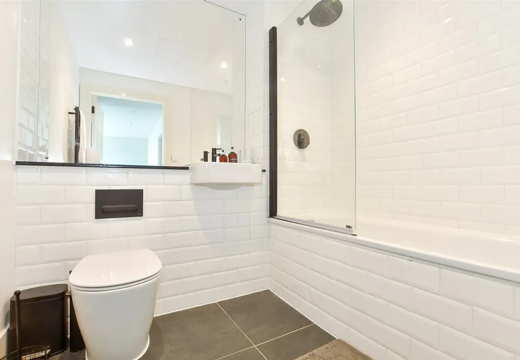 Bathroom - Saunders Park View, Brighton, East Sussex - Wards of Kent