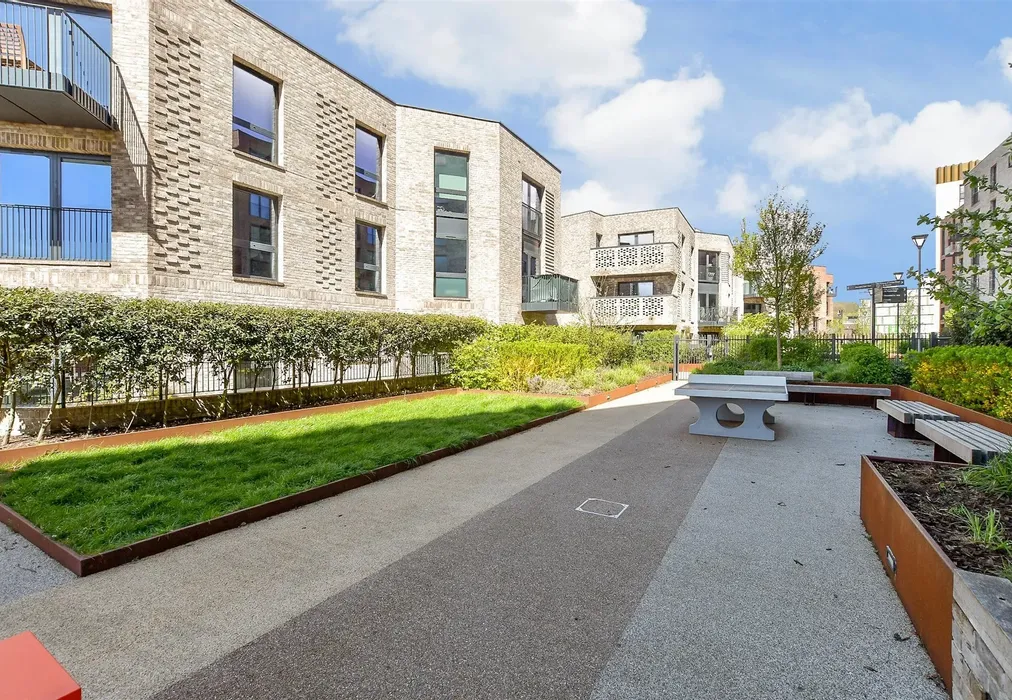 Communal Gardens - Saunders Park View, Brighton, East Sussex - Wards of Kent