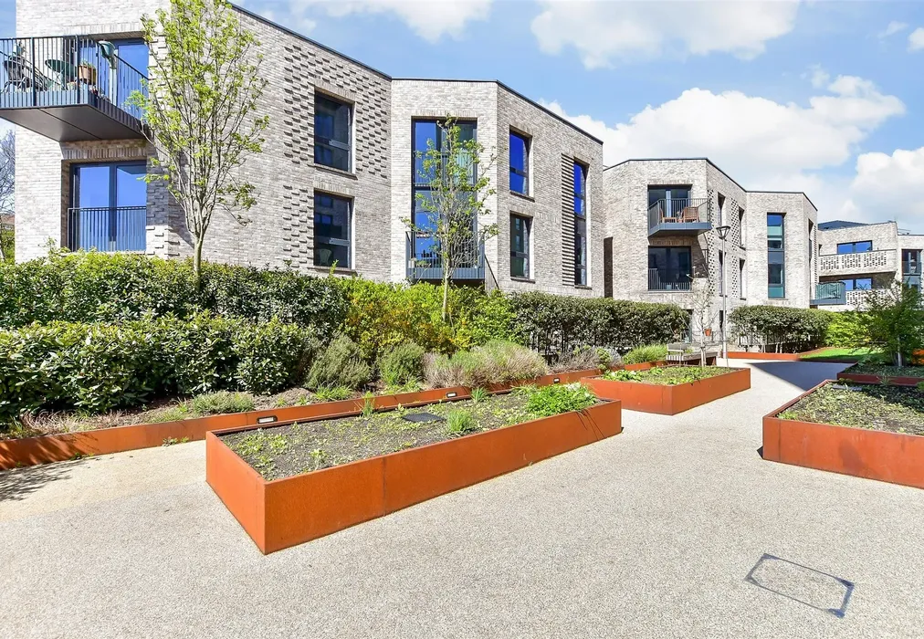 Communal Gardens - Saunders Park View, Brighton, East Sussex - Wards of Kent
