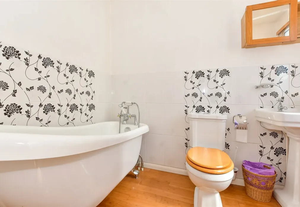 En-Suite Bathroom - Hythe Road, Dymchurch, Romney Marsh, Kent - Wards of Kent