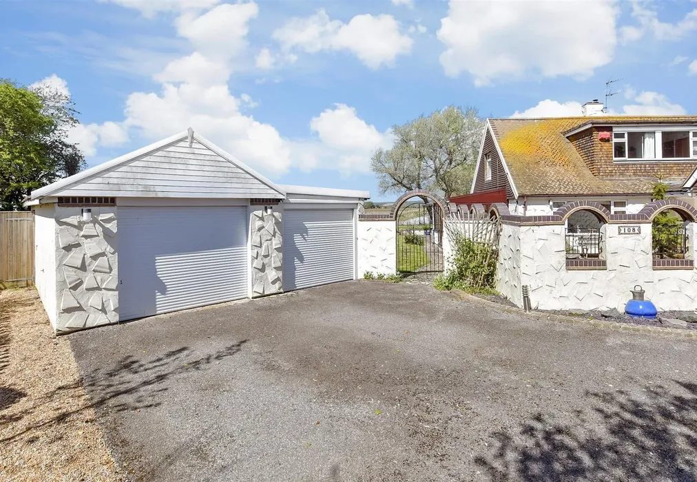 Driveway/Parking - Hythe Road, Dymchurch, Romney Marsh, Kent - Wards of Kent