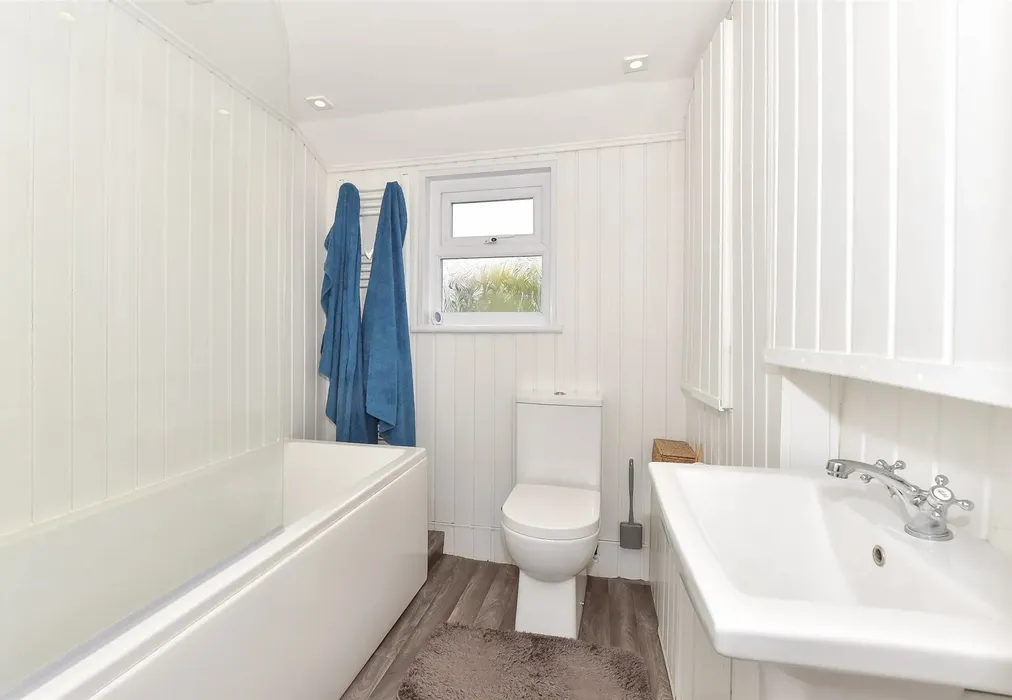 Bathroom - Victoria Avenue, St. Peters, Broadstairs, Kent - Wards of Kent