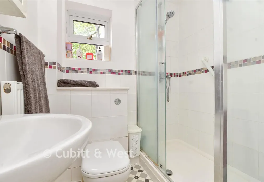 Shower Room - Dale Road, Purley, Surrey - Wards of Kent