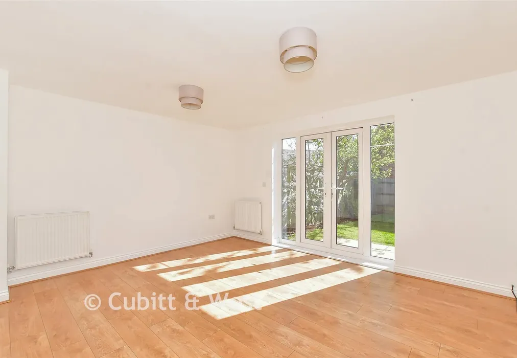 Lounge 1 - Oaklands Avenue, Rowland's Castle, Hampshire - Wards of Kent