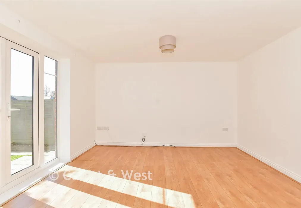 Lounge 1 - Oaklands Avenue, Rowland's Castle, Hampshire - Wards of Kent