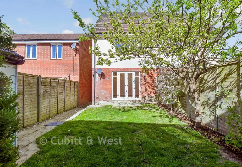 Rear Garden 1 - Oaklands Avenue, Rowland's Castle, Hampshire - Wards of Kent
