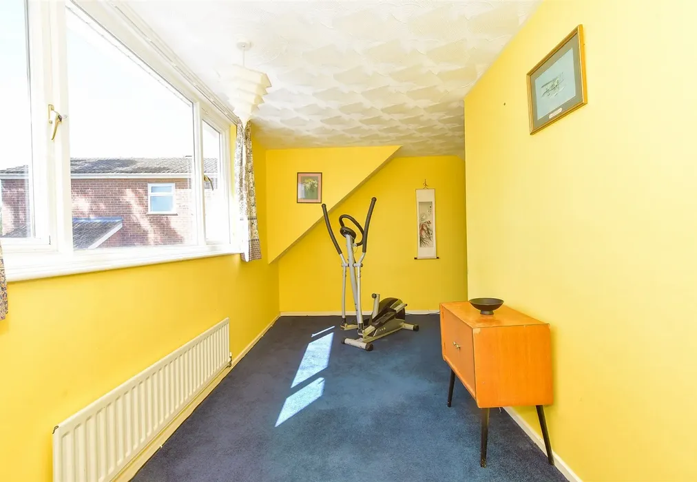 Bed 3 - Green Lane, Clanfield, Waterlooville, Hampshire - Wards of Kent