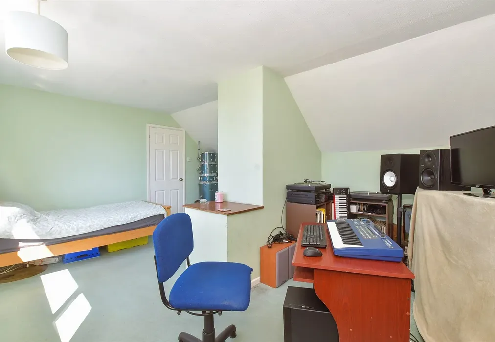 Bed 2 - Green Lane, Clanfield, Waterlooville, Hampshire - Wards of Kent