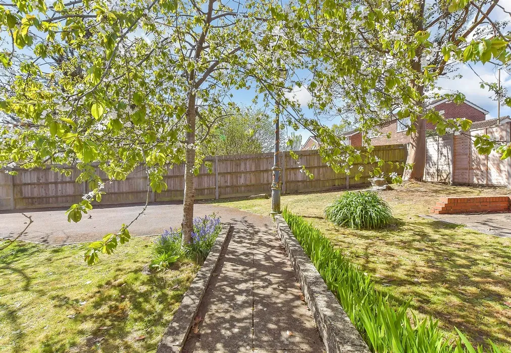 Garden Front - Green Lane, Clanfield, Waterlooville, Hampshire - Wards of Kent