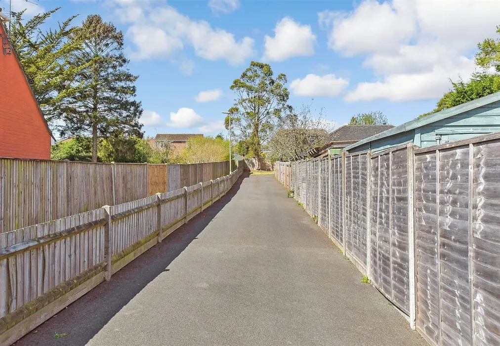 Ext Feature - Green Lane, Clanfield, Waterlooville, Hampshire - Wards of Kent