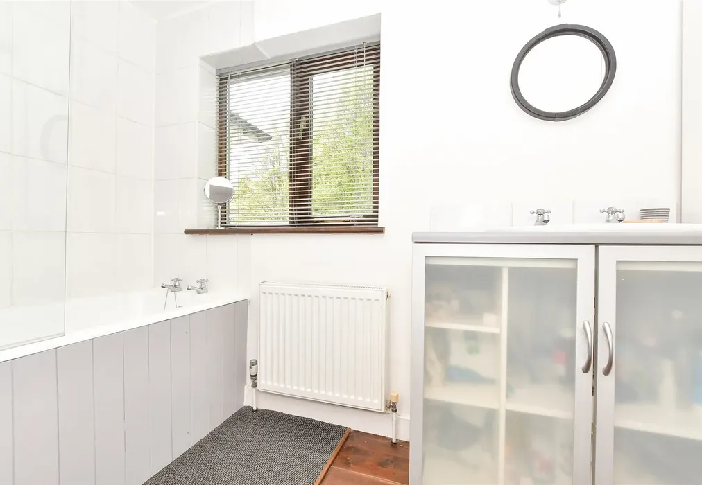 Bathroom - Harbourne Lane, High Halden, Ashford, Kent - Wards of Kent