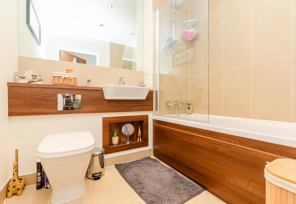 Bathroom - Pearl Lane, Gillingham, Kent - Wards of Kent