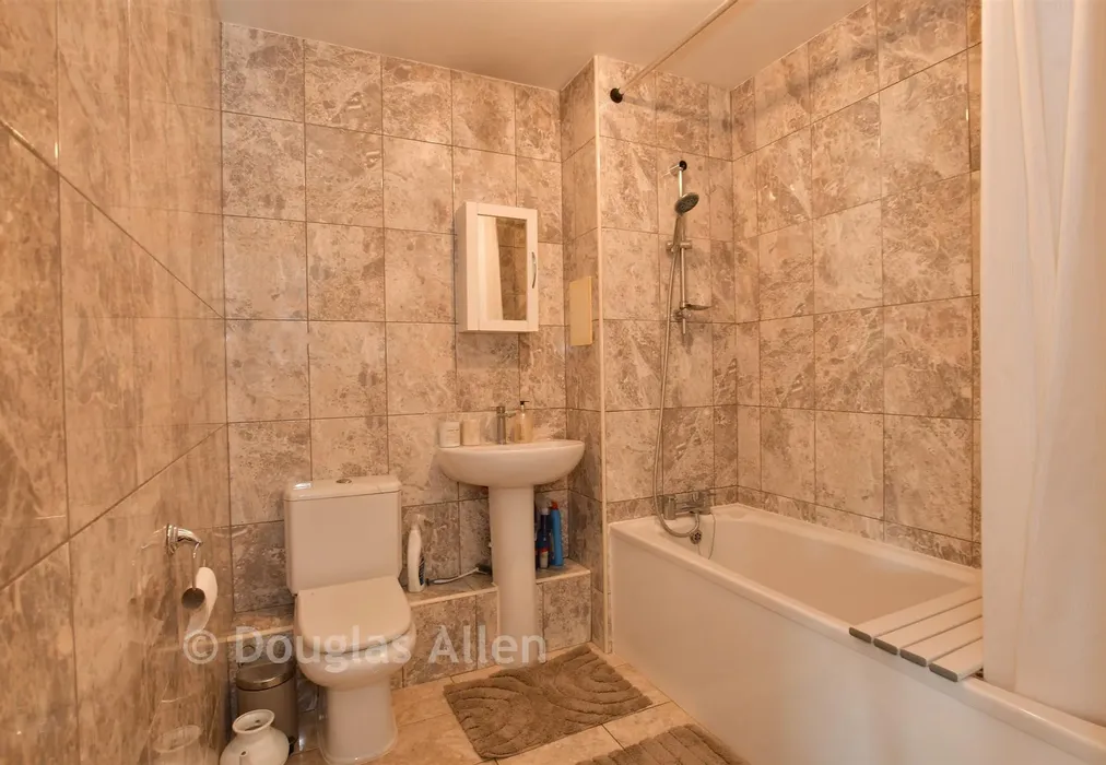 Bathroom - Monarch Way, Ilford, Essex - Wards of Kent