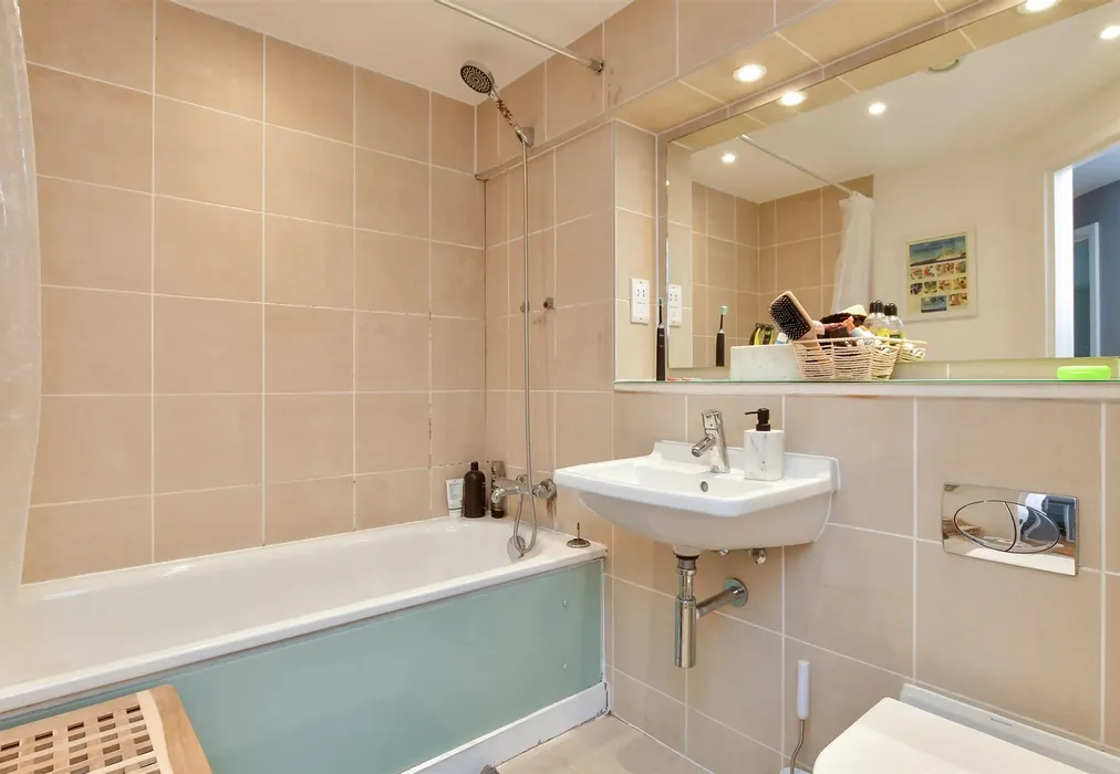 Bathroom - West Street, Brighton, East Sussex - Wards of Kent