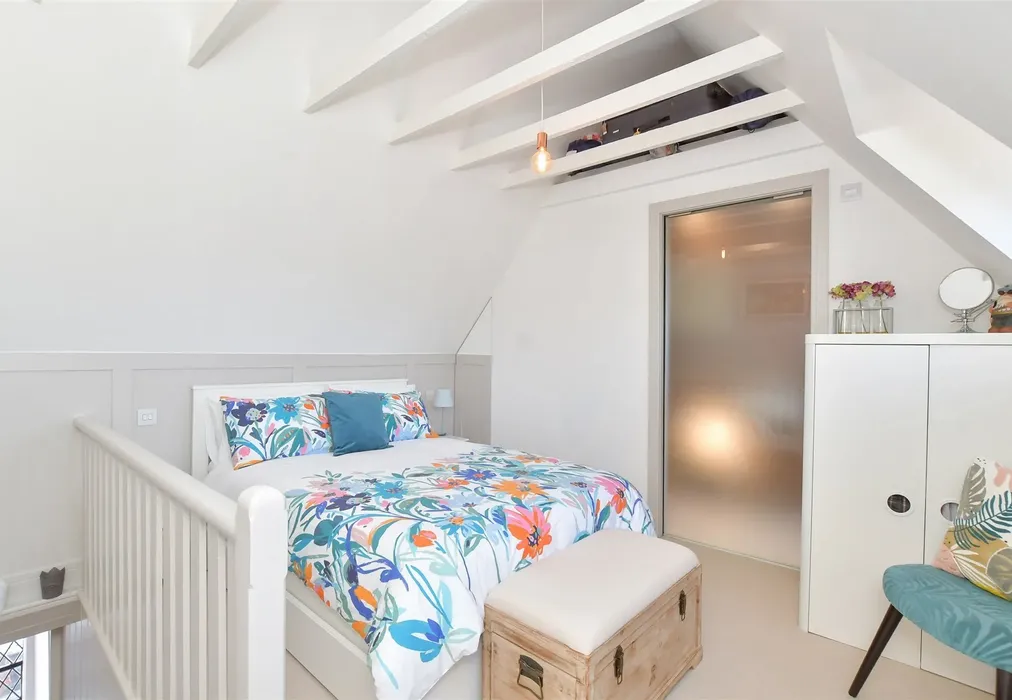 Bedroom 1 - Maltravers Street, Arundel, West Sussex - Wards of Kent