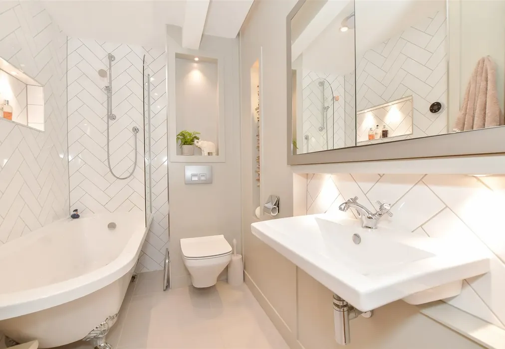 Bathroom - Maltravers Street, Arundel, West Sussex - Wards of Kent