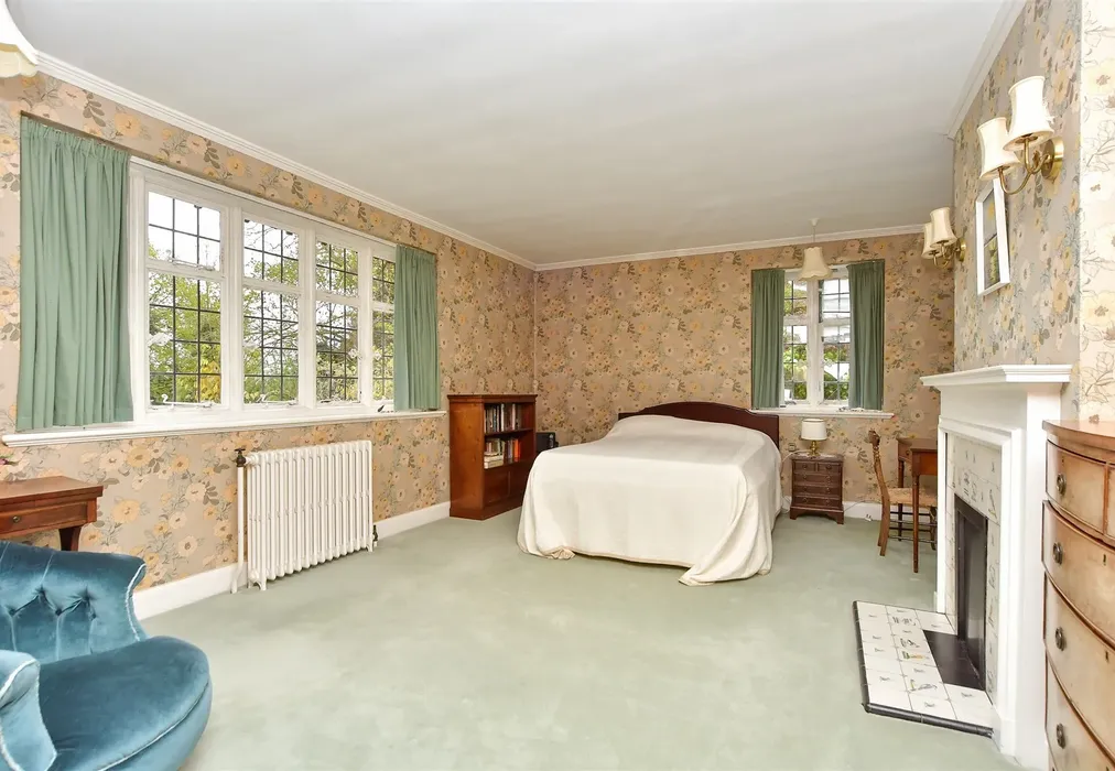 Bedroom 1 - The Street, Hartlip, Sittingbourne, Kent - Wards of Kent